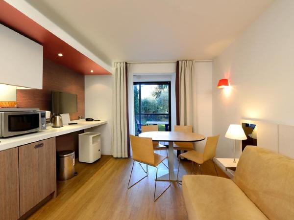 Résidence Residéal Premium Cannes : photo 2 de la chambre studio - côté ville (2 adultes + 2 enfants)