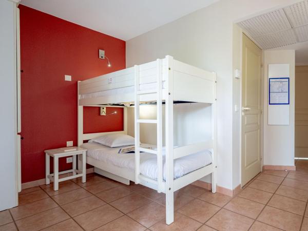Résidence Pierre & Vacances le Hameau de la Pinède : photo 4 de la chambre studio avec coin nuit dans alcôve, climatisation et terrasse ou balcon (4 personnes)