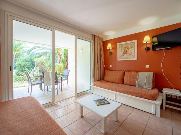 Résidence Pierre & Vacances le Hameau de la Pinède : photo 3 de la chambre studio avec coin nuit dans alcôve, climatisation et terrasse ou balcon (4 personnes)