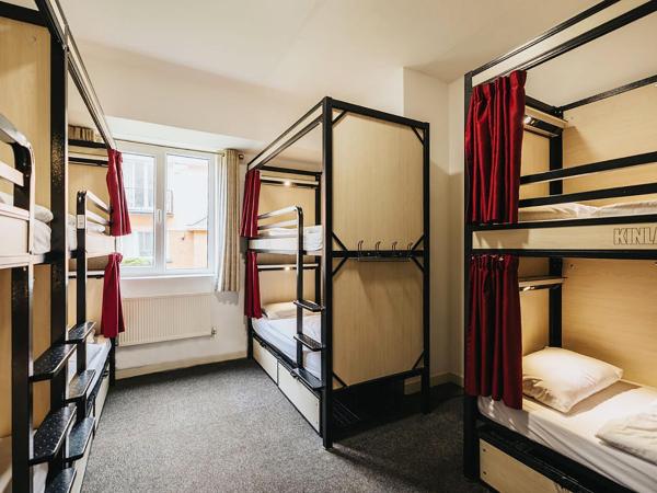 Kinlay Hostel Eyre Square : photo 4 de la chambre lit dans un dortoir mixte de 8 lits avec salle de bains commune