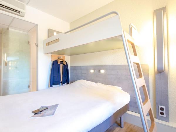 Ibis Budget Frjus Capitou : photo 2 de la chambre chambre triple avec lit double et lit superpos
