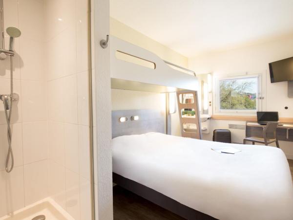 Ibis Budget Frjus Capitou : photo 3 de la chambre chambre triple avec lit double et lit superpos
