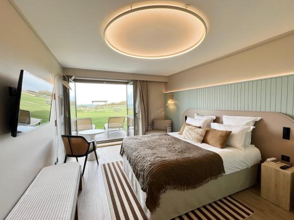 Emeria Dinard Thalasso Spa : photo 1 de la chambre chambre double classique - vue partielle sur la mer - rez-de-jardin