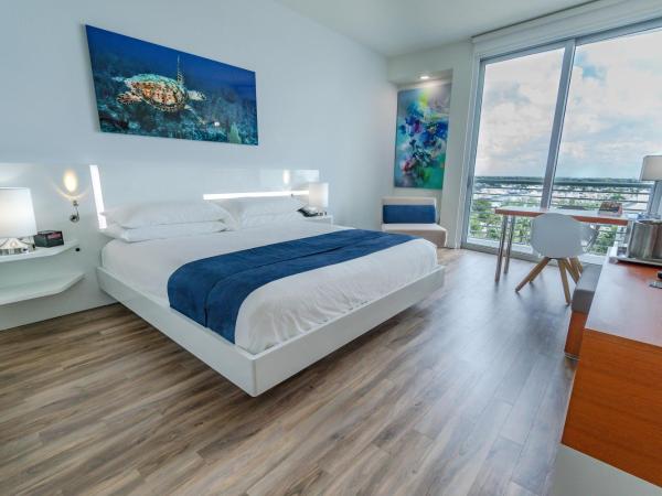 Maritime Hotel Fort Lauderdale Airport & Cruiseport : photo 3 de la chambre chambre lit king-size avec balcon