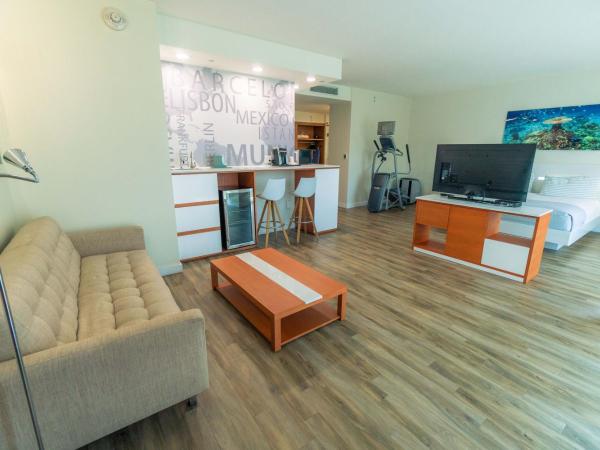 Maritime Hotel Fort Lauderdale Airport & Cruiseport : photo 4 de la chambre king suite with balcony and sofa bed