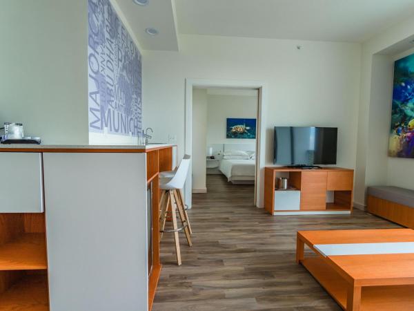 Maritime Hotel Fort Lauderdale Airport & Cruiseport : photo 3 de la chambre king suite with balcony and sofa bed