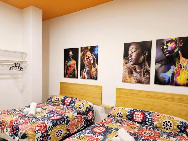 Arc House Plaza : photo 2 de la chambre chambre familiale avec salle de bains privative