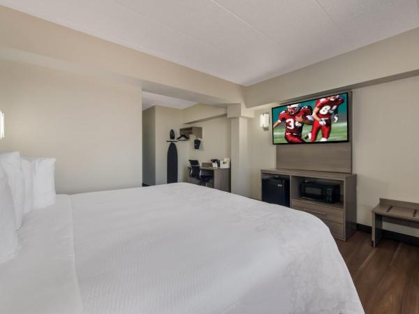 Red Roof PLUS & Suites Virginia Beach - Seaside : photo 7 de la chambre chambre lit king-size premium accessible aux personnes à mobilité réduite - non-fumeurs - vue partielle sur océan