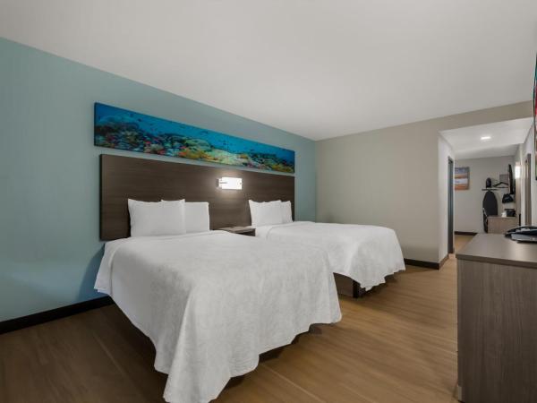 Red Roof PLUS & Suites Virginia Beach - Seaside : photo 1 de la chambre suite 2 lits doubles - non-fumeurs