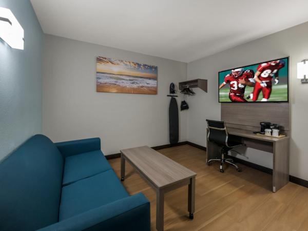 Red Roof PLUS & Suites Virginia Beach - Seaside : photo 8 de la chambre suite 2 lits doubles - non-fumeurs