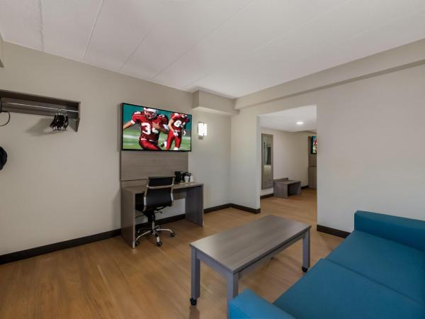 Red Roof PLUS & Suites Virginia Beach - Seaside : photo 6 de la chambre suite avec 2 lits doubles - non-fumeurs - vue partielle sur océan