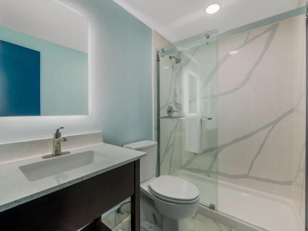 Red Roof PLUS & Suites Virginia Beach - Seaside : photo 8 de la chambre chambre supérieure avec 2 lits doubles - non-fumeurs - vue sur piscine