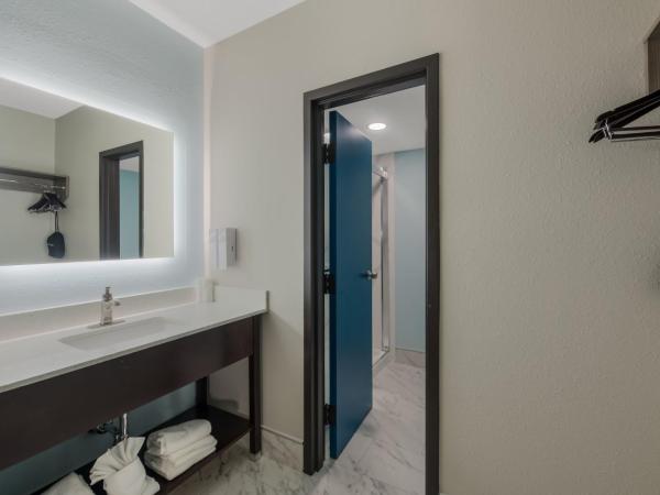 Red Roof PLUS & Suites Virginia Beach - Seaside : photo 6 de la chambre chambre supérieure avec 2 lits doubles - non-fumeurs - vue sur piscine