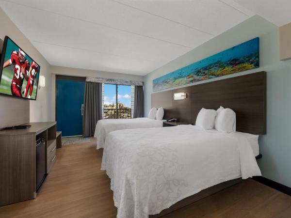 Red Roof PLUS & Suites Virginia Beach - Seaside : photo 3 de la chambre chambre supérieure avec 2 lits doubles - non-fumeurs - vue sur piscine