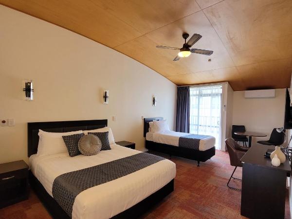 City of Sails Motel : photo 3 de la chambre chambre triple avec jacuzzi