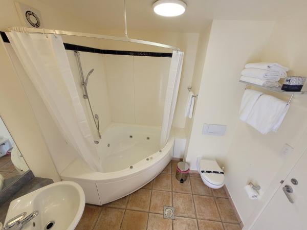 City of Sails Motel : photo 5 de la chambre appartement 1 chambre avec baignoire spa