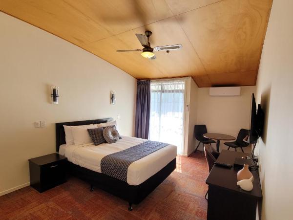 City of Sails Motel : photo 1 de la chambre studio avec baignoire spa