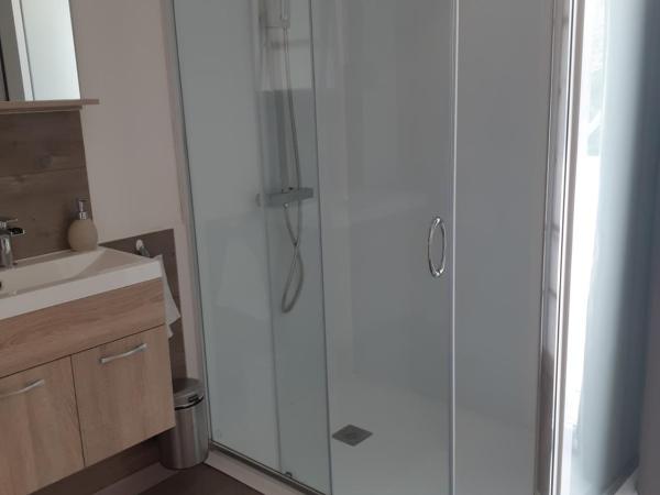 Le Mas Blanc : photo 1 de la chambre chambre double avec salle de bains privative