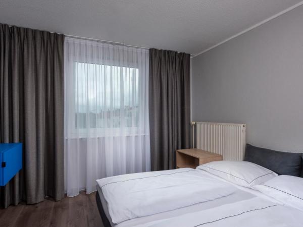 ibis Styles Berlin Treptow : photo 4 de la chambre family suite with two single beds and  sofa