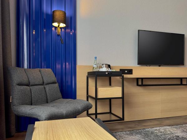 ibis Styles Berlin Treptow : photo 2 de la chambre family suite with two single beds and  sofa