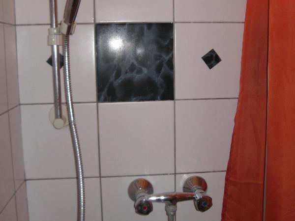 Kárpáti Motel : photo 3 de la chambre chambre quadruple avec salle de bains privative