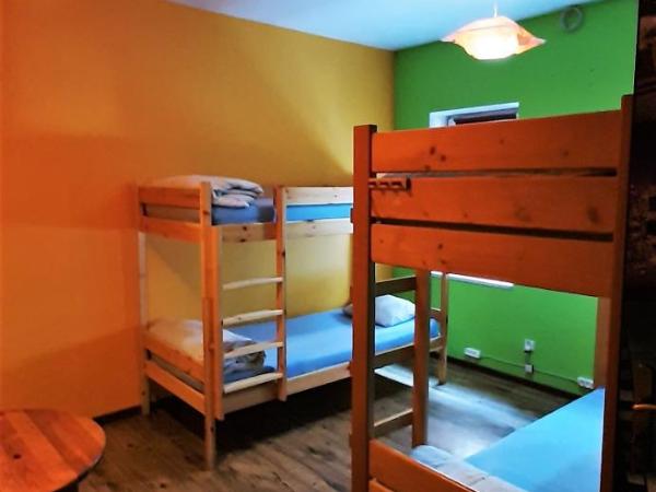 Jopi Hostel Katowice Centrum : photo 1 de la chambre lit simple dans dortoir de 4 lits