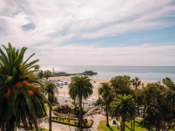 The Georgian Hotel : photo 3 de la chambre hébergement avec lit king-size - vue sur océan