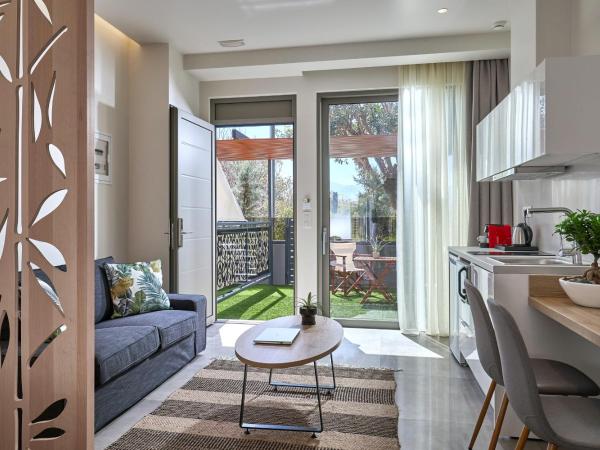 Stay 365 Heraklion Apart Hotel : photo 1 de la chambre suite junior - vue sur jardin