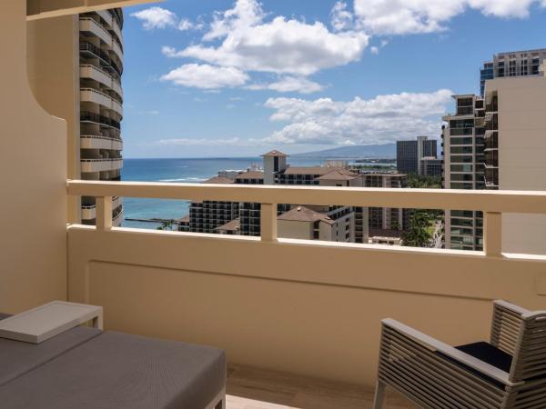 Sheraton Waikiki Beach Resort : photo 2 de la chambre chambre 1 lit king-size ou 2 lits doubles récemment rénovée - vue sur océan