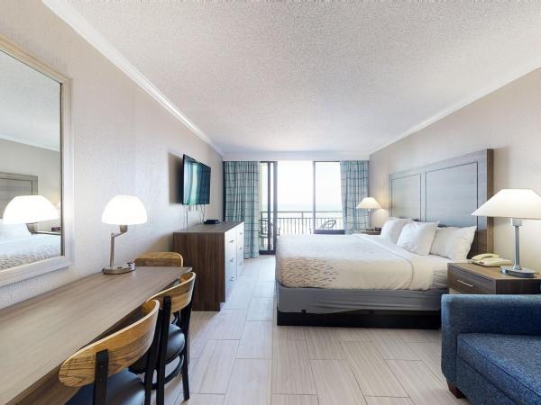 The Patricia Grand - Oceana Resorts Vacation Rentals : photo 2 de la chambre studio lit king-size avec canapé-lit