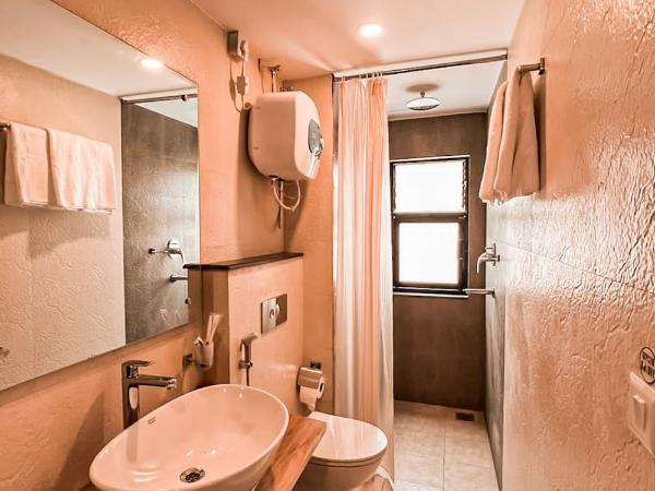 Pancha Buddha Service Apartments and Rooms : photo 3 de la chambre chambre lit king-size avec balcon