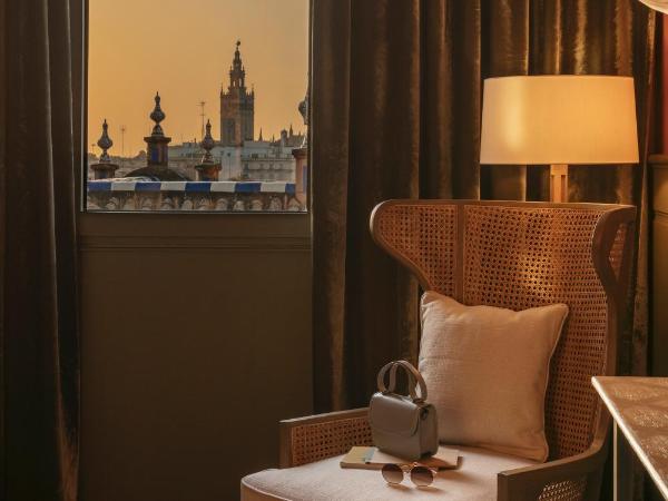 Hotel Colón Gran Meliá - The Leading Hotels of the World : photo 5 de la chambre suite junior - vue sur cathédrale