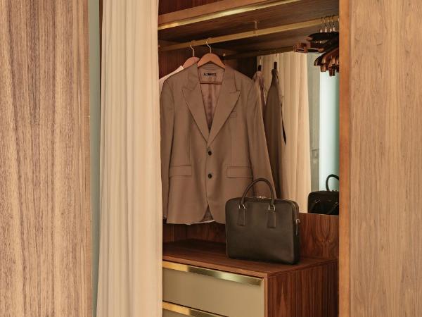 Hotel Colón Gran Meliá - The Leading Hotels of the World : photo 6 de la chambre suite junior - vue sur cathédrale