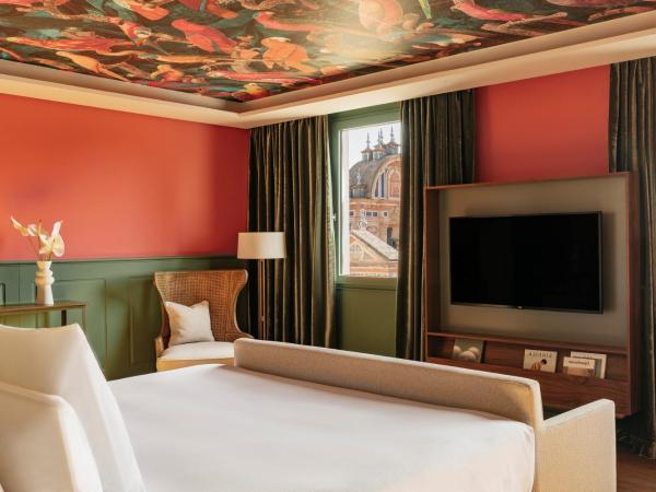 Hotel Colón Gran Meliá - The Leading Hotels of the World : photo 6 de la chambre suite - vue sur cathédrale