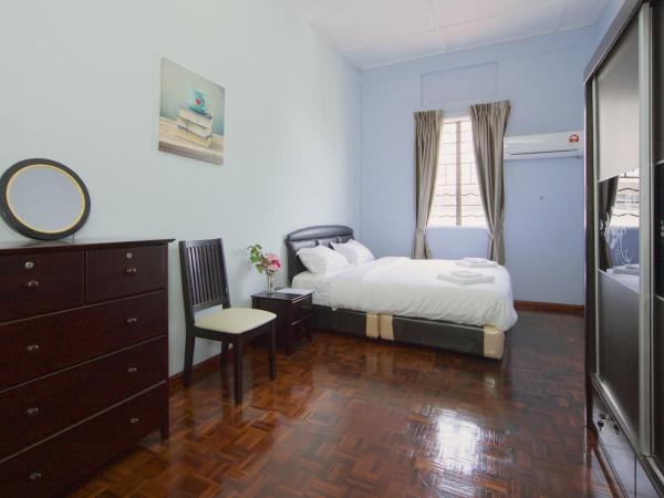 Hin Loi Guesthouse : photo 2 de la chambre chambre familiale avec salle de bains