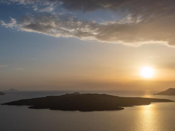 Asteras Villas : photo 8 de la chambre suite galatea avec jacuzzi - vue sur caldera