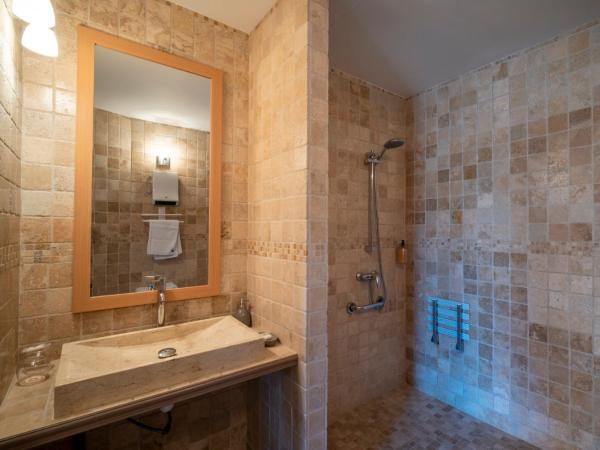 Château de Loubéjac : photo 6 de la chambre chambre familiale adaptée aux personnes à mobilité réduite