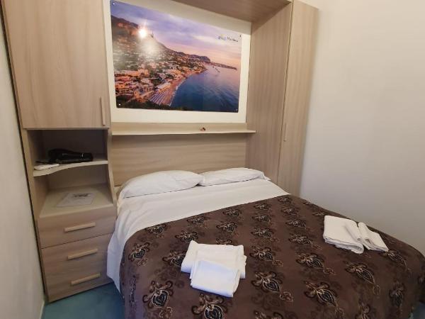 Hotel Mareluna Ischia : photo 4 de la chambre petite chambre double ou lits jumeaux