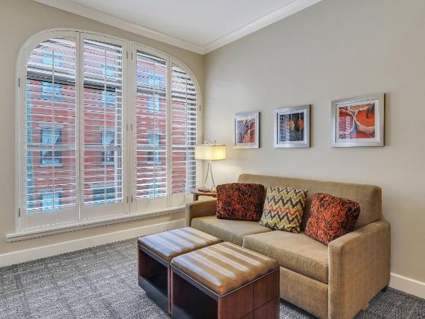 Staybridge Suites Savannah Historic District, an IHG Hotel : photo 2 de la chambre suite 1 chambre lit king-size