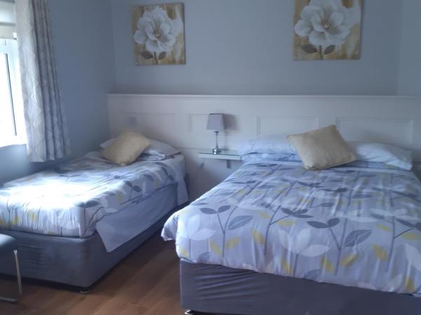 Green Acres Guesthouse- Accommodation Only : photo 3 de la chambre chambre triple - vue sur jardin
