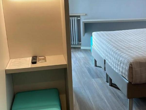 Hotel Montmartre : photo 4 de la chambre chambre supérieure - vue latérale sur mer