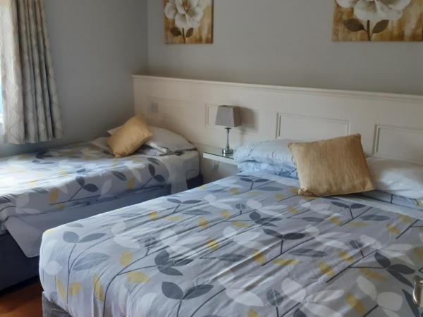 Green Acres Guesthouse- Accommodation Only : photo 6 de la chambre chambre triple - vue sur jardin