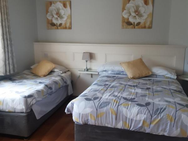 Green Acres Guesthouse- Accommodation Only : photo 5 de la chambre chambre triple - vue sur jardin