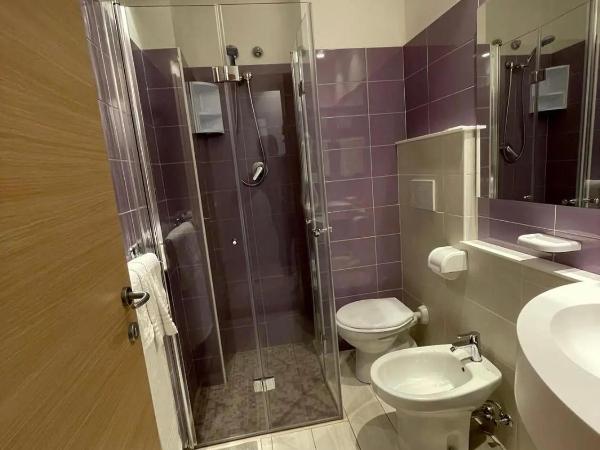 Hotel Montmartre : photo 5 de la chambre chambre supérieure - vue latérale sur mer