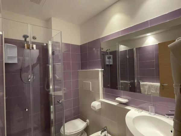 Hotel Montmartre : photo 6 de la chambre chambre supérieure - vue latérale sur mer