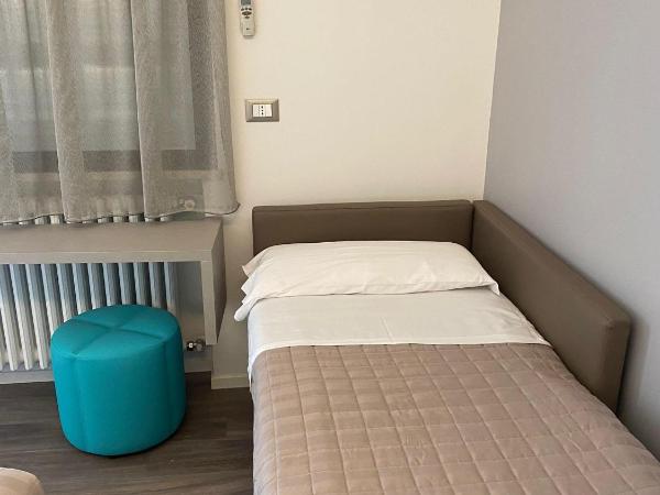 Hotel Montmartre : photo 8 de la chambre chambre supérieure - vue latérale sur mer