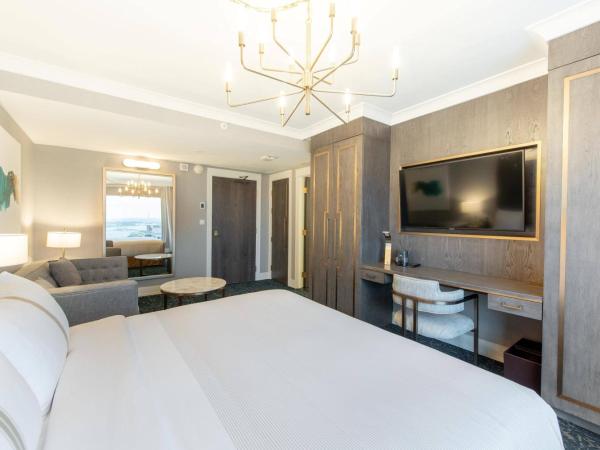 The Sutton Place Hotel Halifax : photo 1 de la chambre studio avec 1 lit king-size et canapé-lit - vue sur l’eau