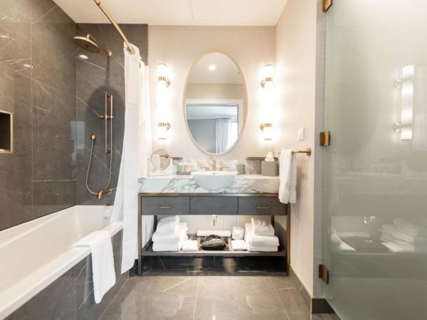 The Sutton Place Hotel Halifax : photo 5 de la chambre suite exécutive avec 1 lit king-size, canapé-lit et baignoire standard