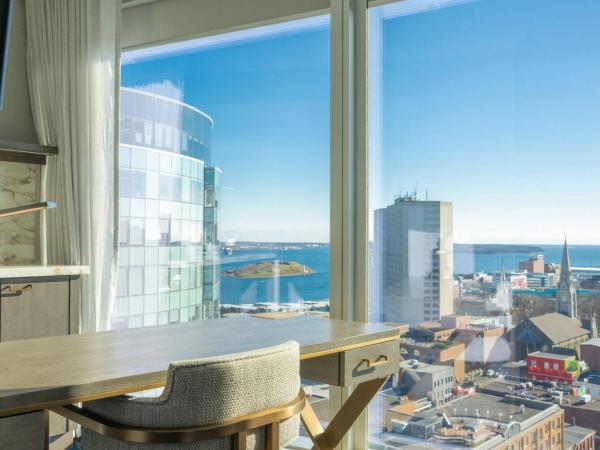 The Sutton Place Hotel Halifax : photo 3 de la chambre suite exécutive avec 1 lit king-size, canapé-lit et baignoire standard