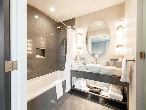 The Sutton Place Hotel Halifax : photo 6 de la chambre suite exécutive avec 1 lit king-size, canapé-lit et baignoire standard